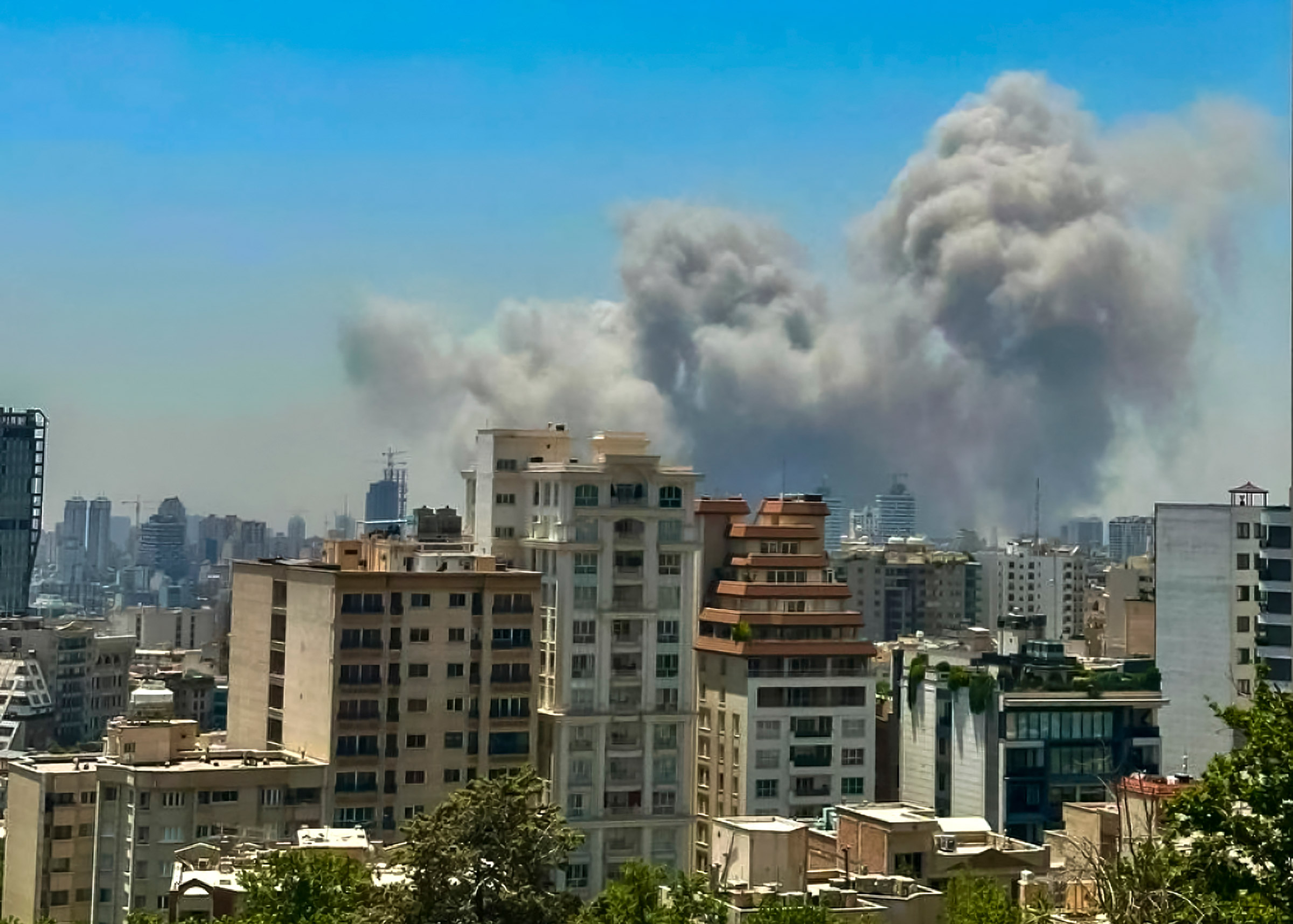 من هشت سال گروگان ایران بودم. آیا دوستانم از بمباران اسرائیل جان سالم به در بردند؟