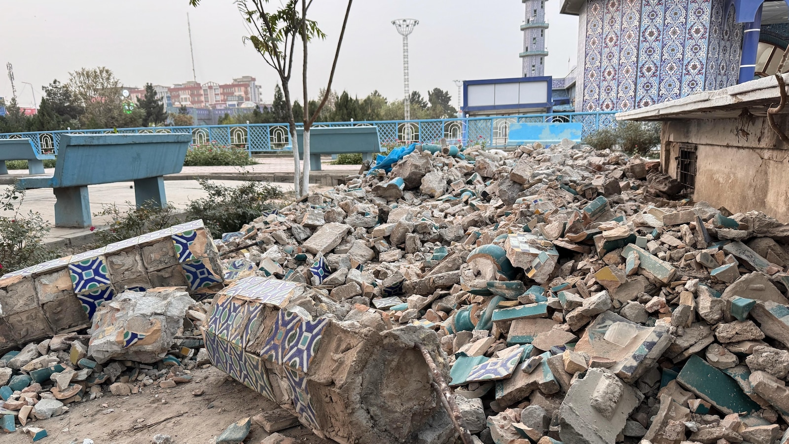 Afghanistan earthquake survivors overnight in the open; quake damaged historical site